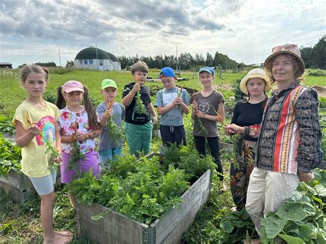 vaikai ragauja savo užaugintas daržoves