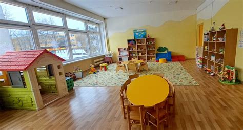 vaikų darželio grupė žaidžia lauke