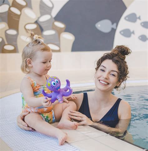 Kūdikio mankštos vandenyje