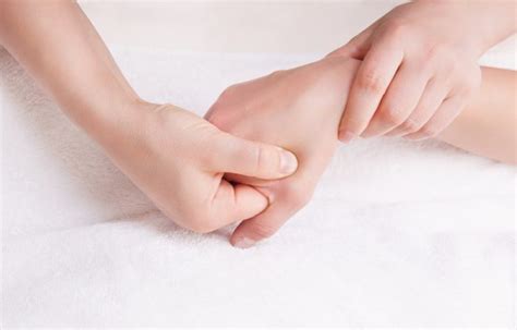 rankų ir pirštų masažas kūdikiui