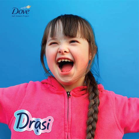 vaikas, rodantis savo piešinį