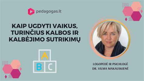 pedagogas, stebintis vaikus žaidžiančius