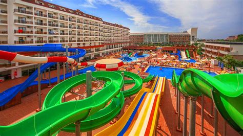 Vaikai džiaugiasi vandens kalneliais Eftalia Splash Resort