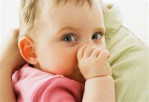 Kūdikis čiulpia pirštą