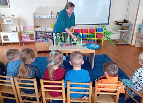 Nuotrauka: Vaikas džiaugiasi žaisdamas darželyje su draugais