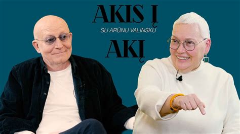 vaikas ir tėvai bendrauja akis į akį