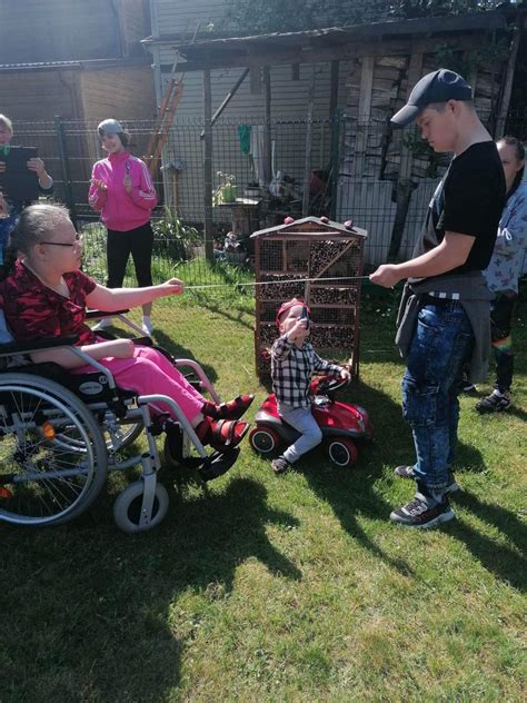 Vaikai, statantys vabaliukų viešbutį