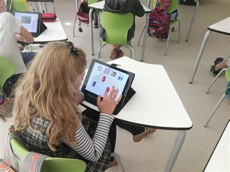 Vaikai naudojasi planšetiniu kompiuteriu muzikinėje veikloje