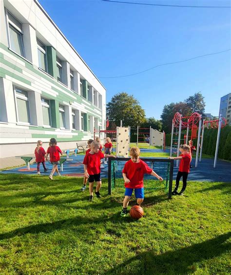 ikimokyklinukai sportuoja lauke