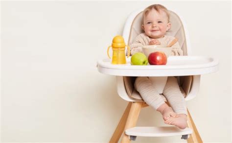 vaikas sėdi patogioje maitinimo kėdutėje