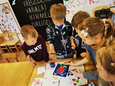 vaikas deda dėlionę