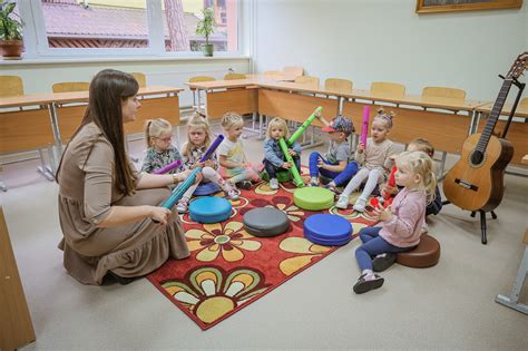 Muzikos pamokėlė vaikų darželyje su instrumentais