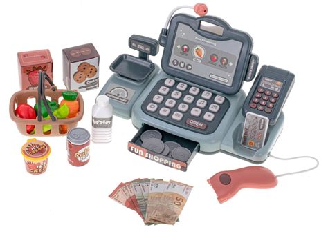 Vaiko rankos su žaisliniais pinigais ir kasos aparatu