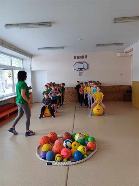 vaikai sportuoja su kamuoliais