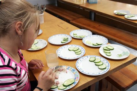 Vaizdas, iliustruojantis mokinius, gaunančius nemokamą maitinimą mokykloje.