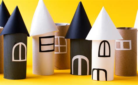 vaikai daro aplikaciją iš tualetinio popieriaus ritinėlių