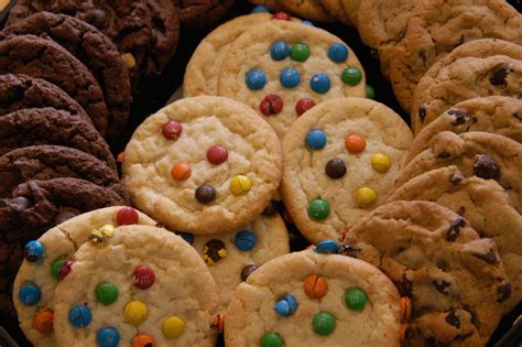 vaikai daro eksperimentą su spalvotais saldainiais