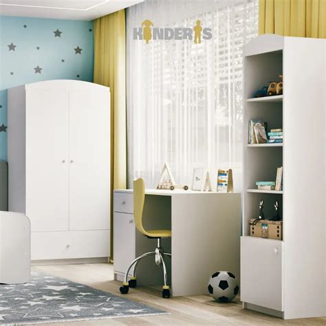 vaikas atidaro spintele