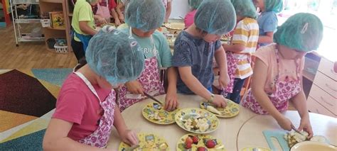 Vaizdinis pavaizdavimas, kaip vaikai gamina bakterijų modelius iš druskos tešlos.