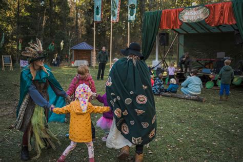 Vaikai renka gamtos lobius parke