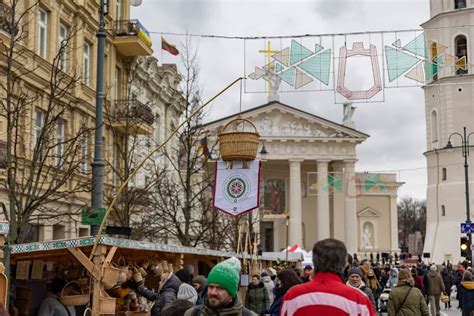 Vaikai, puošiantys Kaziuko mugės atributiką
