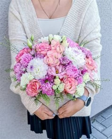 Dukra dovanoja gėles mamai