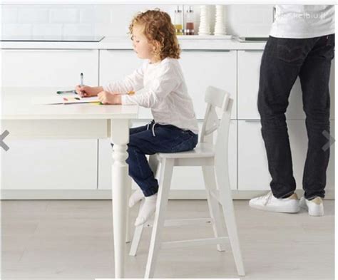 Vaikiška kėdutė prie pietų stalo