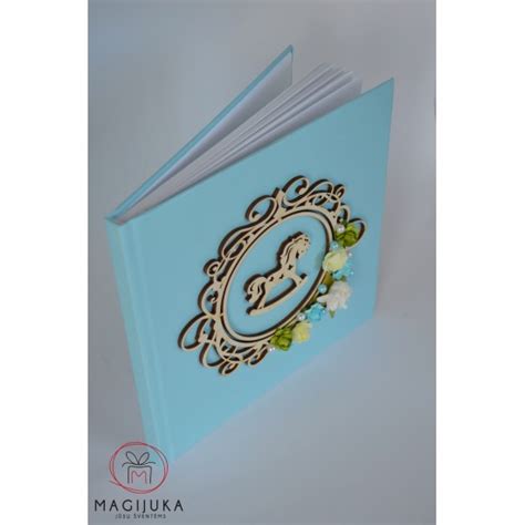 Krikštynų albumas su medinėmis detalėmis