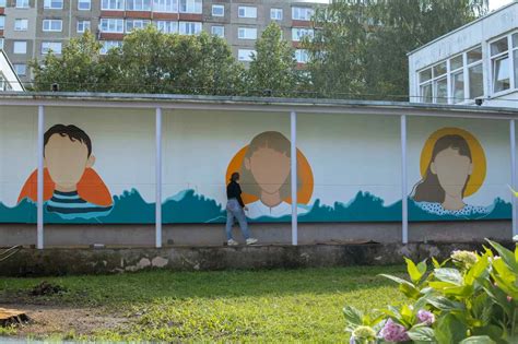 vaikų piešiniai ant darželio sienos