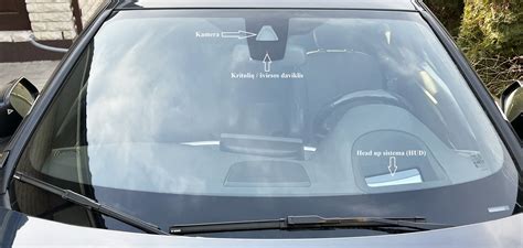 naujas automobilio stiklas montavimo metu