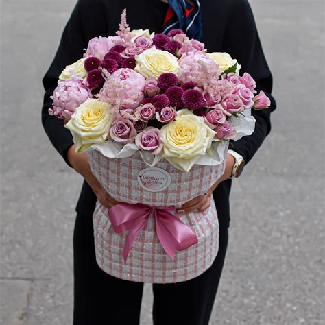 Elegantiška gėlių puokštė su unikaliu įpakavimu