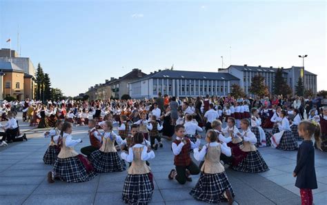 Vaikai šoka liaudies šokį