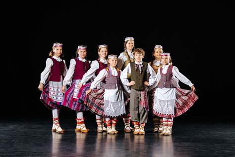 Vaikų šokių kolektyvas scenoje