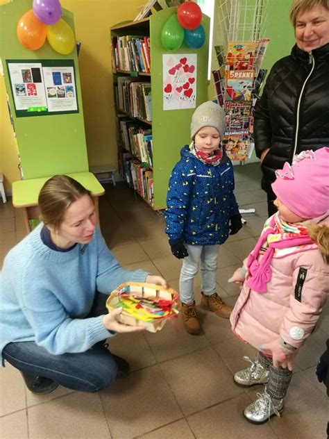 vaikai daro skirtukus knygai