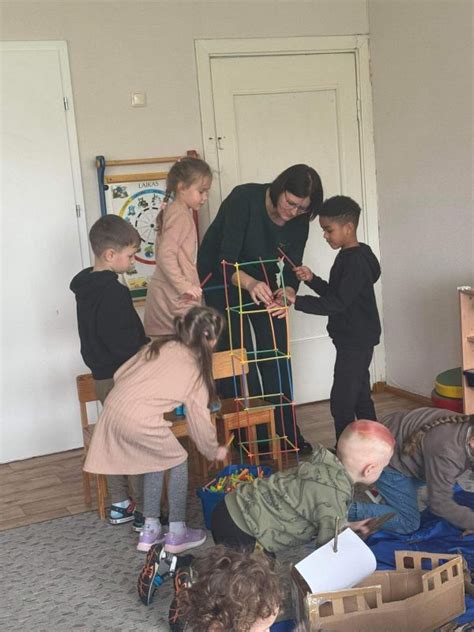 Vaikai bendrauja ir dalinasi patirtimi grupėje