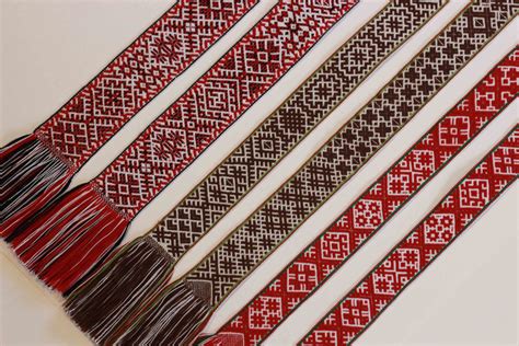 Lietuviškos ir lenkiškos tautinės juostos, simbolizuojančios kultūrinį artumą ir skirtumus