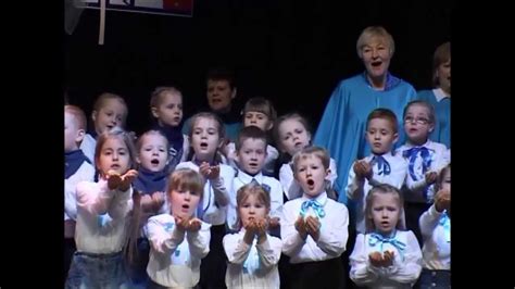 Vaikai darželyje dainuoja ir atlieka judesius pagal dainelę