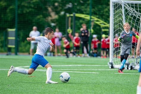 Vaizdas vaikų žaidžiančių futbolą darželyje