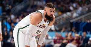 Trijų metų vaikas, rodantis pirštu į norimą daiktą.