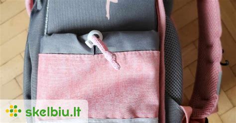 Mokinys su kuprine, einantis į mokyklą.