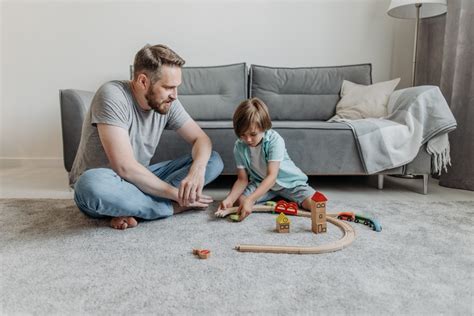 Tėvai ir vaikas, bendraujantys šiltai ir supratingai.