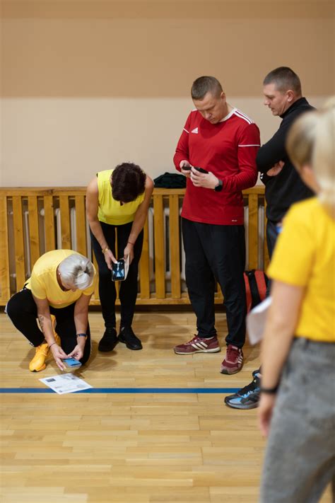 Mokytojai, vedantys vaikų fizinio ugdymo užsiėmimus