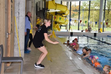 vaikai plaukimo pamokėlėje su trenere