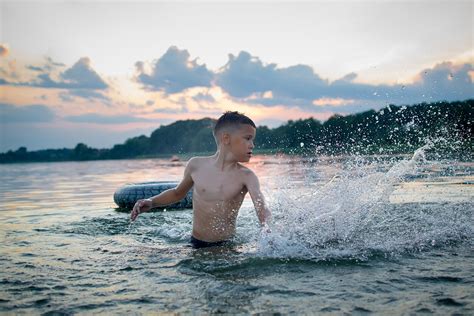 vaikas su šypsena vandenyje