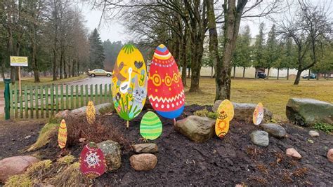 Vaikai kuria velykines dekoracijas