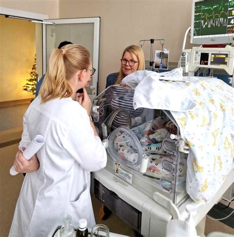 Naujagimis su tėvais