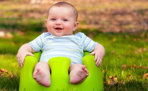 Kūdikis sėdi su atrama