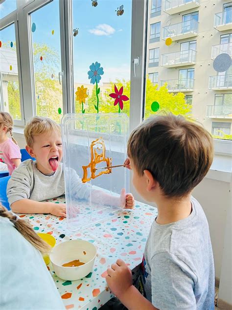 kūdikis laiko daiktą