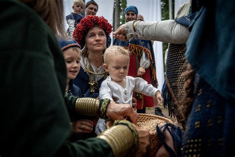 Senovės krikštijimo apeigos prie vandens