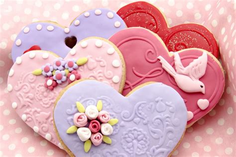 vaikas lipdo iš sūrios tešlos